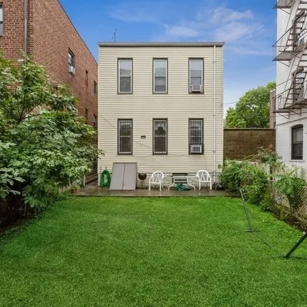 Image 3 - 25-81 38th Street, New York, NY 11103, USA - Townhouse for sale