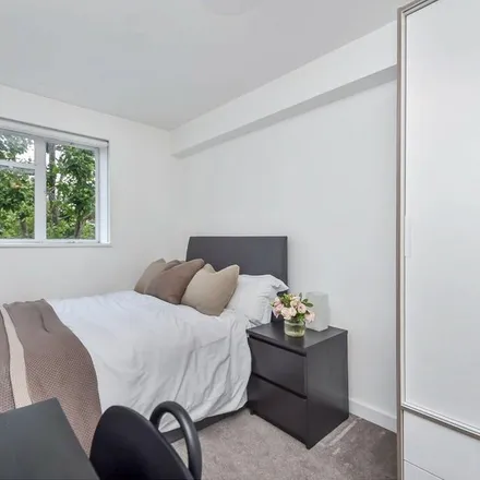 Rent this 1 bed room on Mead House in Ladbroke Road, London
