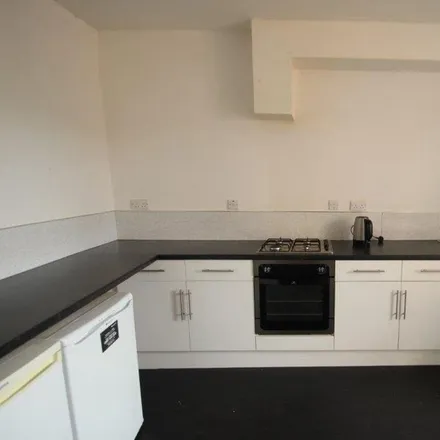 Rent this 3 bed apartment on Central Fast Food in Braunstone Gate, Leicester