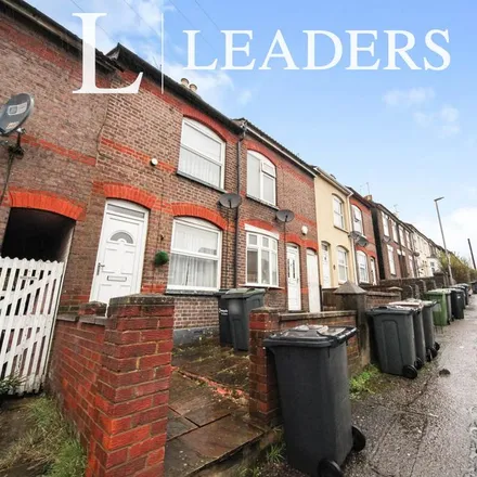 Rent this 2 bed townhouse on Winsdon Path in Luton, LU1 5AR