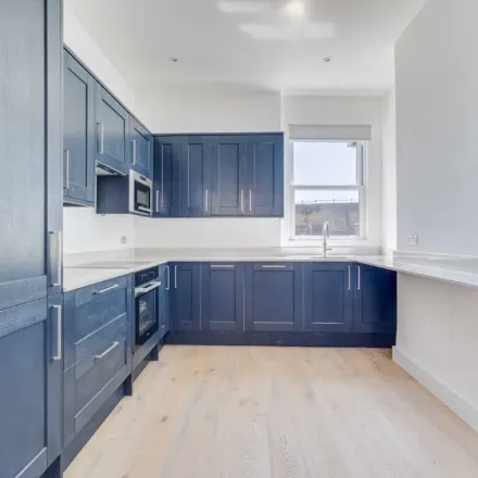 Rent this 3 bed apartment on 395 New King's Road in London, SW6 4NF