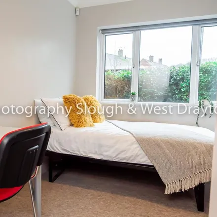 Rent this 6 bed duplex on 11 Cobbett Road in Guildford, GU2 8EL