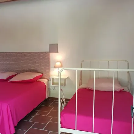 Rent this 3 bed house on 84240 La Motte-d'Aigues