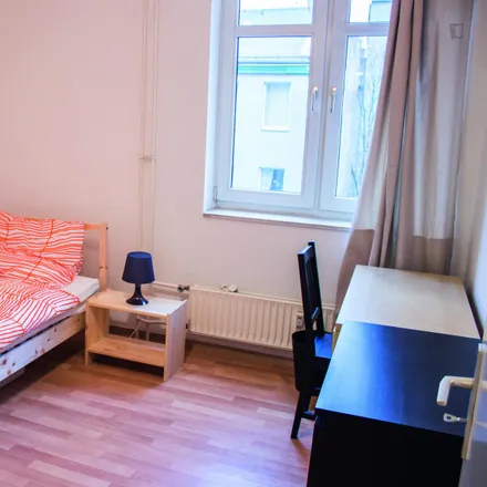 Rent this 4 bed room on Quarters in Stromstraße, 10551 Berlin