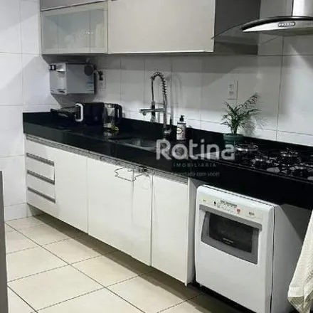 Buy this 3 bed apartment on Avenida Segismundo Pereira 1115 in Segismundo Pereira, Uberlândia - MG