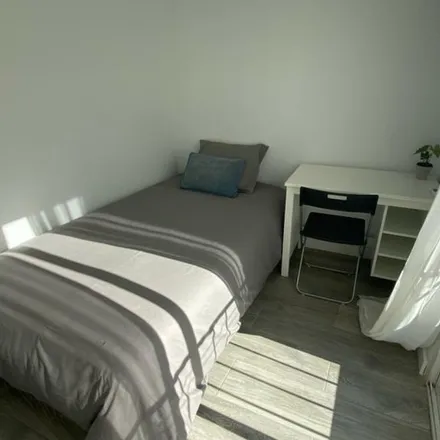 Rent this 4 bed room on Centro Municipal de Mayores 'La Platanera' in Calle Concepción de la Oliva, 7
