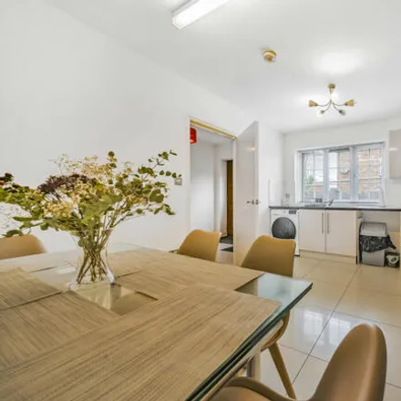 Image 4 - Risley Close, London, SM4 5DS, United Kingdom - Townhouse for sale