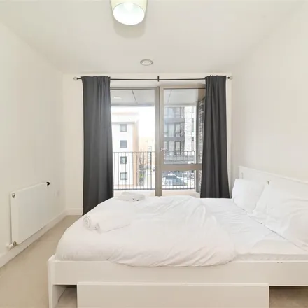 Image 8 - Cordwainer House, 64 New Village Avenue, London, E14 0TB, United Kingdom - Apartment for rent