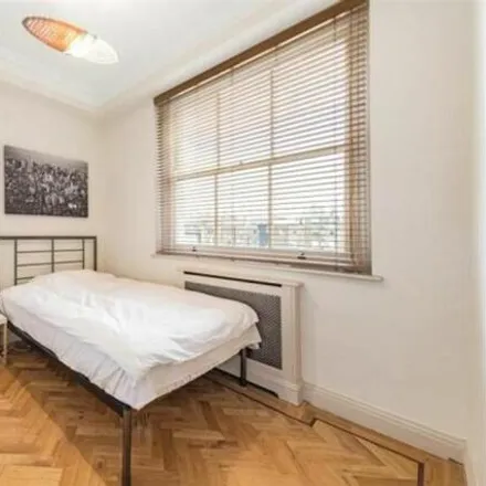 Image 9 - 35 Queen's Gate Gardens, London, SW7 5RR, United Kingdom - Room for rent