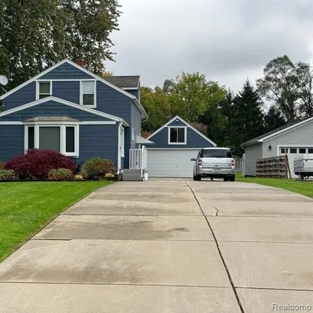 Buy this 3 bed house on 3077 Eastwood Drive in Rochester Hills, MI 48309