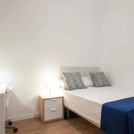 Rent this 7 bed room on Carrer del Comte Borrell in 104, 08001 Barcelona