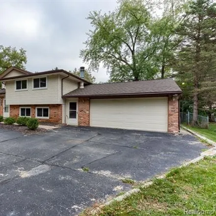 Image 2 - 2260 Benstein Road, Wolverine Lake, Commerce Township, MI 48390, USA - House for sale