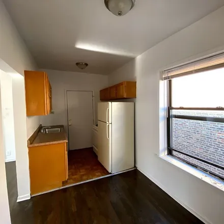 Rent this 1 bed apartment on 929-935 West Sunnyside Avenue in Chicago, IL 60613