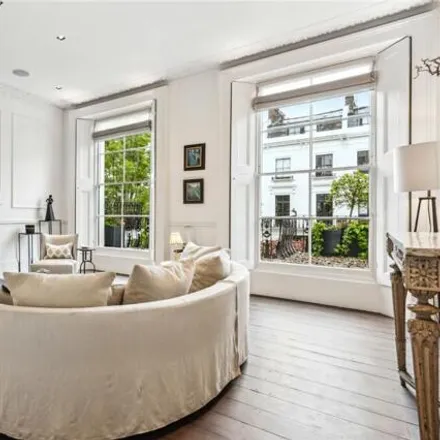 Rent this 4 bed house on 69 Hereford Road in London, W2 5AH