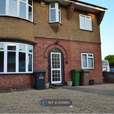 Rent this 5 bed duplex on Bancroft Road in Luton, LU3 2NB