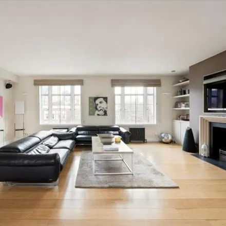 Rent this 3 bed apartment on Phillimore Court in Kensington High Street, London