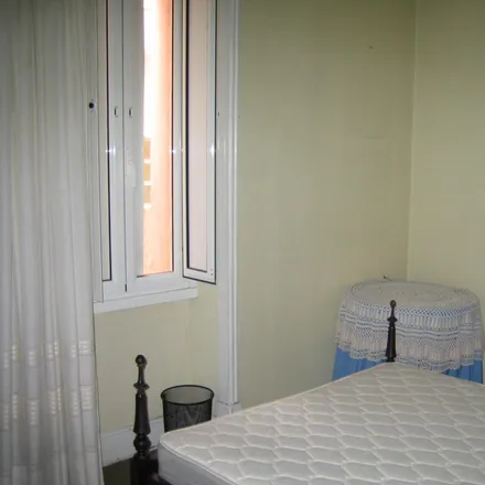 Rent this 4 bed room on Kebabway in Rua da Beneficência, 1600-093 Lisbon