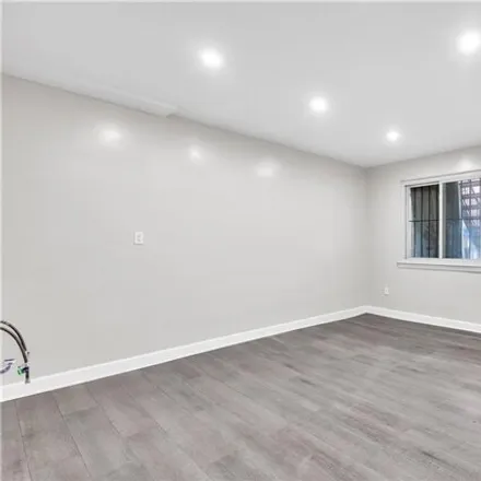 Image 4 - 405 Turneur Avenue, New York, NY 10473, USA - House for sale