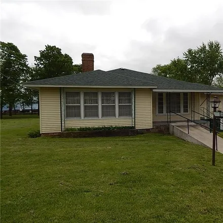 Buy this 4 bed house on 701 Eureka Avenue in Berryville, AR 72616
