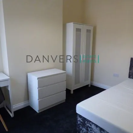 Image 5 - Warwick Street, Leicester, LE3 5HY, United Kingdom - Townhouse for rent