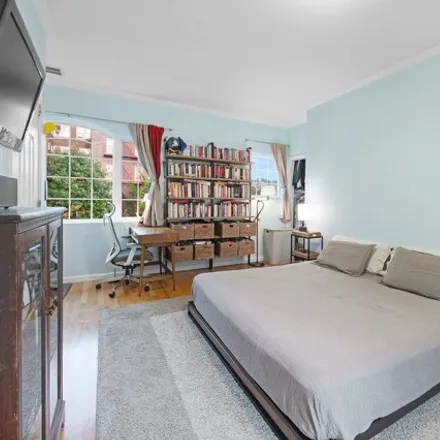 Image 5 - 235 Ocean Parkway, New York, NY 11218, USA - Townhouse for sale