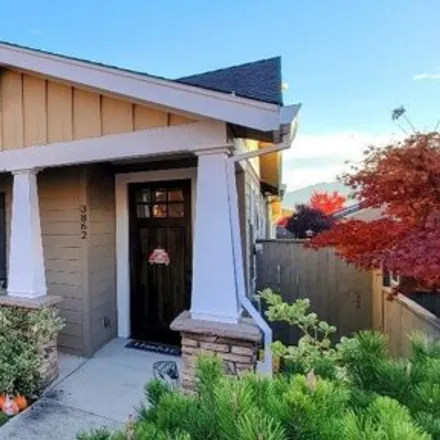 Buy this 3 bed house on 3862 Calle Vista Dr in Medford, Oregon