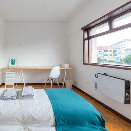 Rent this 3 bed room on Rua Doutor Luís Pinto da Fonseca in 4350-162 Porto, Portugal