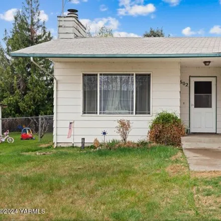Buy this 3 bed house on 618 North 8th Street in Zillah, WA 98953