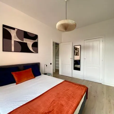 Rent this 3 bed apartment on Rue Peter Benoit - Peter Benoitstraat 36 in 1040 Etterbeek, Belgium
