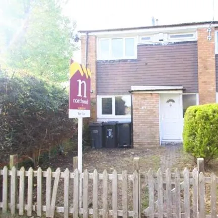 Rent this 3 bed townhouse on Thrales Close in Luton, LU3 3RR