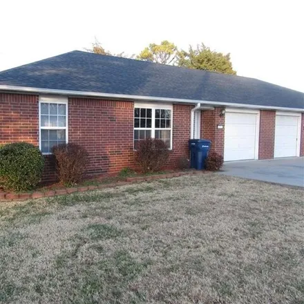 Rent this 3 bed house on 471 East Lake Francis Drive in Siloam Springs, AR 72761