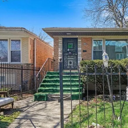 Buy this 3 bed house on 6654 South Oakley Avenue in Chicago, IL 60636