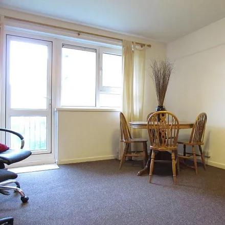 Image 2 - South Street, Portsmouth, PO5 4DP, United Kingdom - Apartment for rent