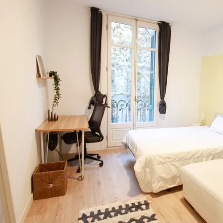 Rent this 6 bed room on Carrer d'Aribau in 92, 08001 Barcelona