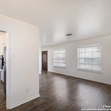Image 9 - 457 East Byrd Boulevard, Universal City, Bexar County, TX 78148, USA - House for sale