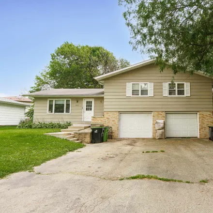 Image 2 - 226 Starkweather Drive, Beaver Dam, WI 53916, USA - Duplex for sale