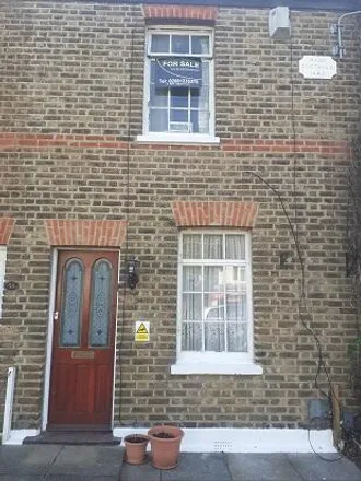 Buy this 3 bed townhouse on Barrowell Green in London, N21 3AS