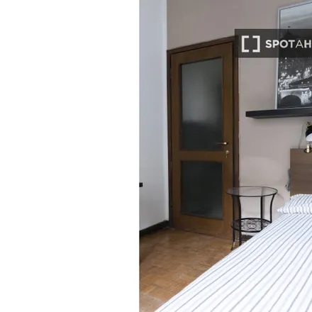 Rent this 6 bed room on Liceo classico Giovanni Berchet in Via della Commenda, 20122 Milan MI