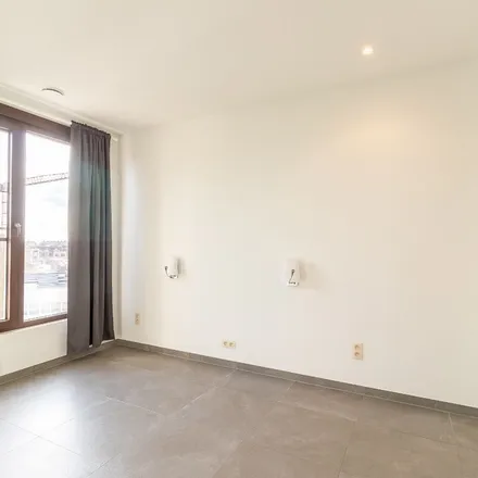 Rent this 2 bed apartment on Kleinesteenweg 2-10 in 2610 Antwerp, Belgium
