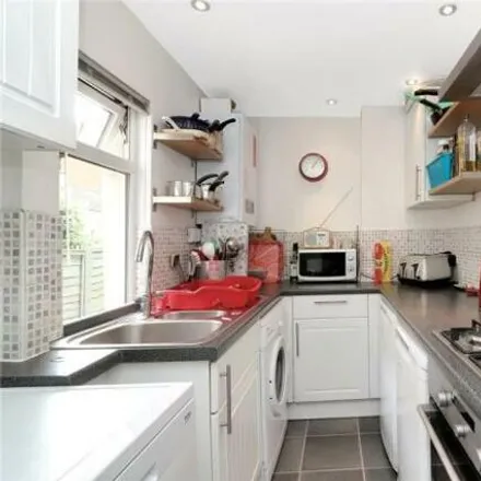 Image 5 - Beechen Grove, Watford, WD17 2AD, United Kingdom - Townhouse for sale