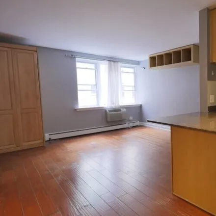 Rent this studio apartment on 625 W Wrightwood Ave