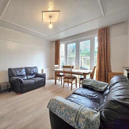 Rent this 4 bed duplex on Holdernesse Road in London, SW17 7RG