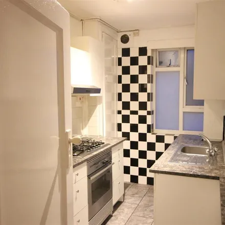 Rent this 2 bed apartment on Longstone Avenue in London, NW10 3TU
