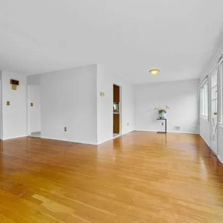 Image 5 - 223-04 59th Avenue, New York, NY 11364, USA - House for sale