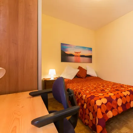Rent this 5 bed room on Madrid in Estanco, Avenida de los Reyes Católicos
