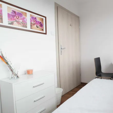 Rent this 4 bed room on Stanisława Popowskiego 1 in 90-030 Łódź, Poland