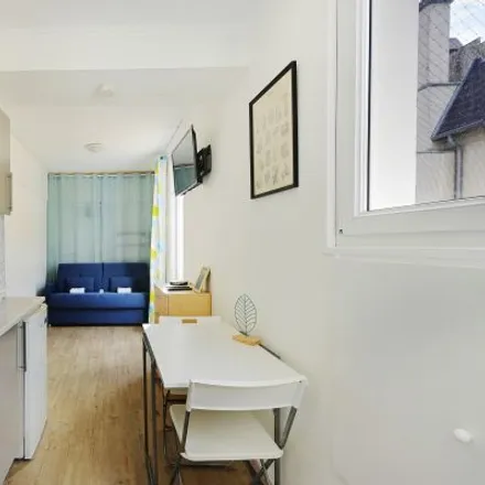 Image 2 - 216 Rue du Faubourg Saint-Honoré, 75008 Paris, France - Apartment for rent