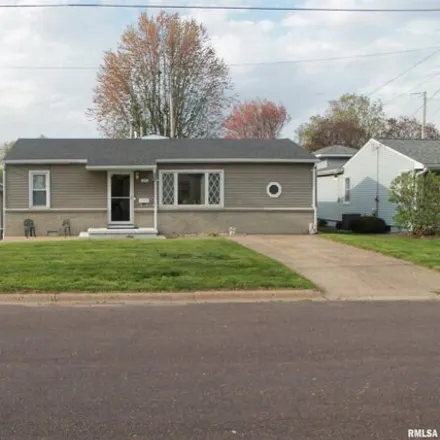 Buy this 3 bed house on 1101 Oxford Avenue in Pekin, IL 61554