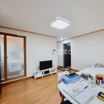 Rent this studio apartment on 서울특별시 송파구 송파동 49-9