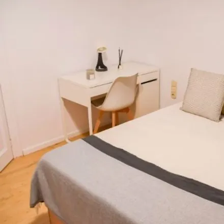 Rent this 3 bed room on Ria Kamba in Carrer de Roger de Llúria, 119-121